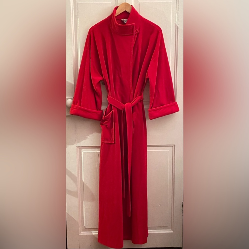 VTG dramatic Vanity Fair red robe medium